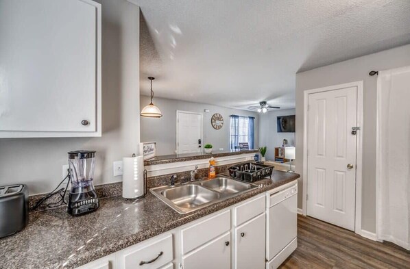 House, Multiple Beds, Patio, Garden View (Cedar Ave Escape) | Private kitchen