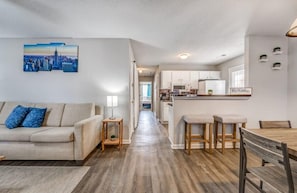 Maison, plusieurs lits, patio, vue jardin (Cedar Ave Escape) | Intérieur