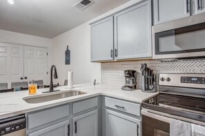 House, Multiple Beds, Patio, Garden View (High Point House Huit Retreat 4) | Private kitchen | Fridge, microwave, oven, stovetop