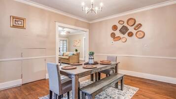 Casa, varias camas, patio, vistas al jardín (Avalon Nest Downstairs) | 3 dormitorios, decoración individual, mobiliario individual