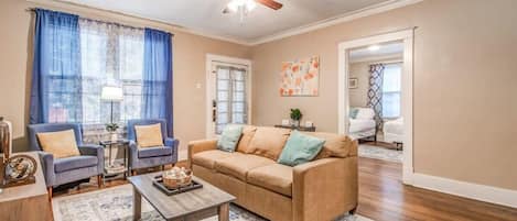 Casa, várias camas, varanda, vista para o jardim (Avalon Nest Downstairs) | Área de estar