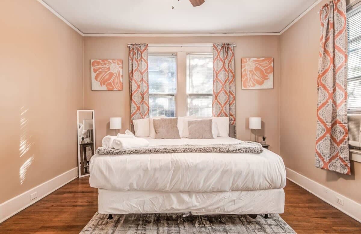 Maison, plusieurs lits, patio, vue jardin (Avalon Nest Downstairs) | 3 chambres, décoration personnalisée, ameublement personnalisé