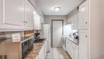 Maison, plusieurs lits, patio, vue jardin (Warrington Nook) | Cuisine privée