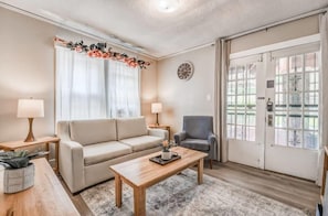 Casa, 1 cama de casal e sofá-cama, varanda, vista para o jardim (Garland Haven Hideaway Unit B) | Área de estar | TV