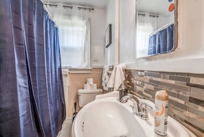 Casa, 1 cama de casal e sofá-cama, varanda, vista para o jardim (Garland Haven Hideaway Unit B) | Banheiro