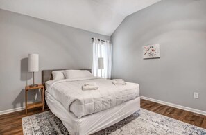 Hus, flere senger, terrasse, hageutsikt (Dedo Days Retreat) | 3 soverom, individuelt dekorert, individuelt innredet og sengetøy