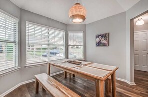 Casa, várias camas, varanda, vista para o jardim (Dedo Days Retreat) | Opções para refeição
