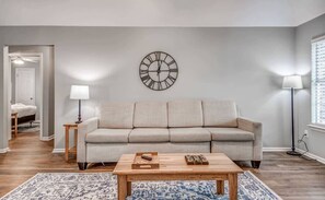 Hus, flere senger, terrasse, hageutsikt (Dedo Days Retreat) | Oppholdsområde