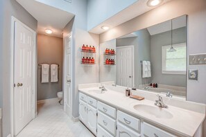 House, Multiple Beds, Patio, Garden View (Timber Creek Hideaway) | Bathroom | Towels - Timber Creek Hideaway (Cordova)