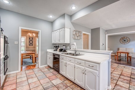 House, Multiple Beds, Patio, Garden View (Timber Creek Hideaway) | Private kitchen