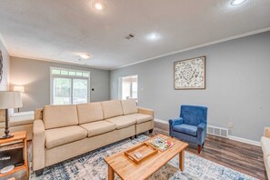 Nhà, nhiều giường, sân hiên, quang cảnh vườn (Timber Creek Hideaway) | Khu phòng khách