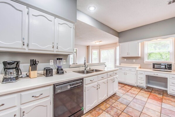 Maison, plusieurs lits, patio, vue jardin (Timber Creek Hideaway) | Cuisine privée
