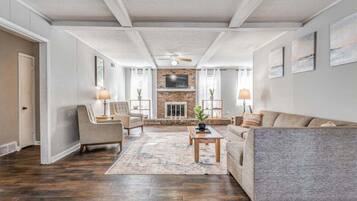 Maison, Plusieurs lits, patio, vue sur le jardin (Yale Gather Hideaway) | Aire de séjour | Téléviseur