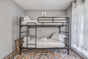 Nhà, nhiều giường, sân hiên, quang cảnh vườn (Yale Gather Hideaway) | 3 phòng ngủ, truy cập Internet không dây miễn phí