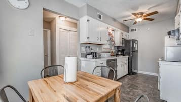 House, Multiple Beds, Patio, Garden View (Yale Gather Hideaway) | Private kitchen | Coffee/tea maker