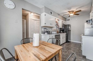 House, Multiple Beds, Patio, Garden View (Yale Gather Hideaway) | Private kitchen