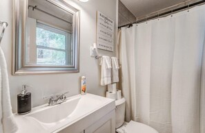 Maison, plusieurs lits, patio, vue jardin (Flowering Peach Stayhouse) | Salle de bain