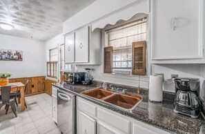 House, Multiple Beds, Patio, Garden View (Tulip Tree Cottage) | Private kitchen | Fridge, microwave, oven, stovetop