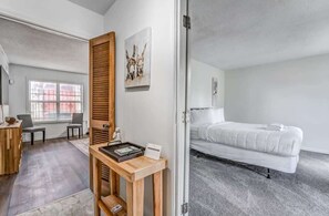 Maison, plusieurs lits, patio, vue jardin (Tulip Tree Cottage)