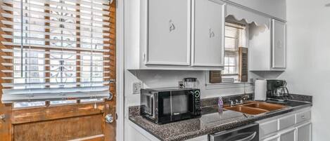 House, Multiple Beds, Patio, Garden View (Tulip Tree Cottage) | Private kitchen | Coffee/tea maker