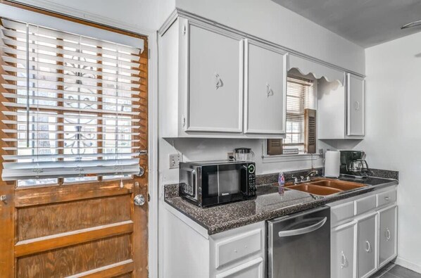 House, Multiple Beds, Patio, Garden View (Tulip Tree Cottage) | Private kitchen | Fridge, microwave, oven, stovetop