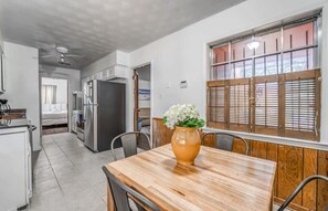 Ferienhaus, Mehrere Betten, Terrasse, Gartenblick (Tulip Tree Cottage) | Speisen