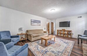 Maison, plusieurs lits, patio, vue jardin (Tulip Tree Cottage) | Coin séjour