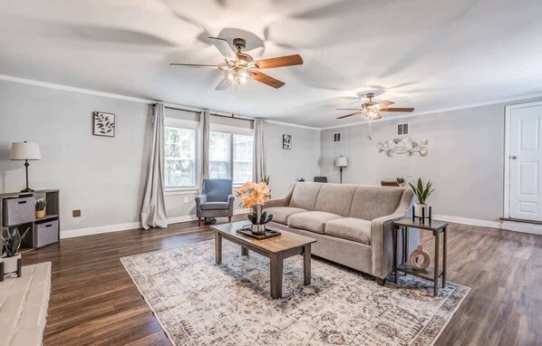 House, Multiple Beds, Patio, Garden View (Whitehaven Park Retreat) | Living area - Whitehaven Park Retreat (Memphis)