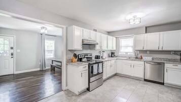 Huis, Meerdere bedden, terras, uitzicht op tuin (Whitehaven Park Retreat) | Privékeuken | Een koffiezetapparaat/waterkoker