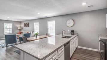 Casa, varias camas, patio, vista al jardín (Given Grace Dreamhouse) | Interior