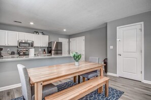 Talo, useita sänkyjä, patio, näköala puutarhaan (Given Grace Dreamhouse) | 4 makuuhuonetta, yksilöllisesti sisustettu, yksilöllisesti kalustettu