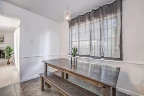Maison, Plusieurs lits, patio, vue sur le jardin (Fox Hunt Hideaway) | Vue de la chambre