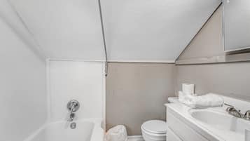 Maison, plusieurs lits, patio, vue jardin (Browning Nest) | Salle de bain