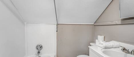 House, Multiple Beds, Patio, Garden View (Browning Nest) | Bathroom | Towels