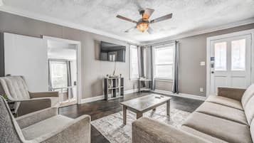 Casa, varias camas, patio, vista al jardín (Browning Nest) | Área de sala de estar