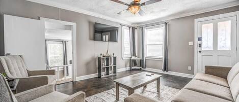 House, Multiple Beds, Patio, Garden View (Browning Nest) | Living area
