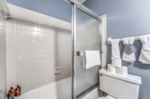 Maison, plusieurs lits, patio, vue jardin (Wildwind Charmer) | Salle de bain