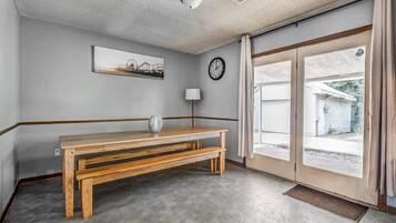 House, Multiple Beds, Patio, Garden View (Wildwind Charmer) | Interior