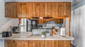 Casa, varias camas, patio, vista al jardín (Wildwind Charmer) | Cocina privada | Cafetera y tetera