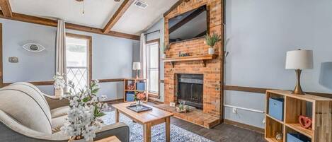 House, Multiple Beds, Patio, Garden View (Wildwind Charmer) | Living area | Fireplace