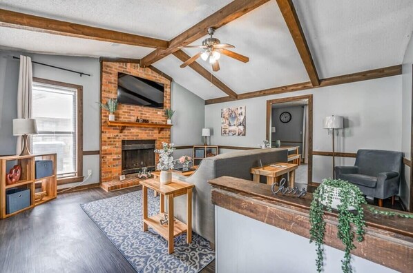 House, Multiple Beds, Patio, Garden View (Wildwind Charmer) | Living area | Fireplace - Wildwind Charmer (Memphis)