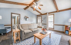 Ferienhaus, Mehrere Betten, Terrasse, Gartenblick (Wildwind Charmer) | Wohnbereich | Kamin