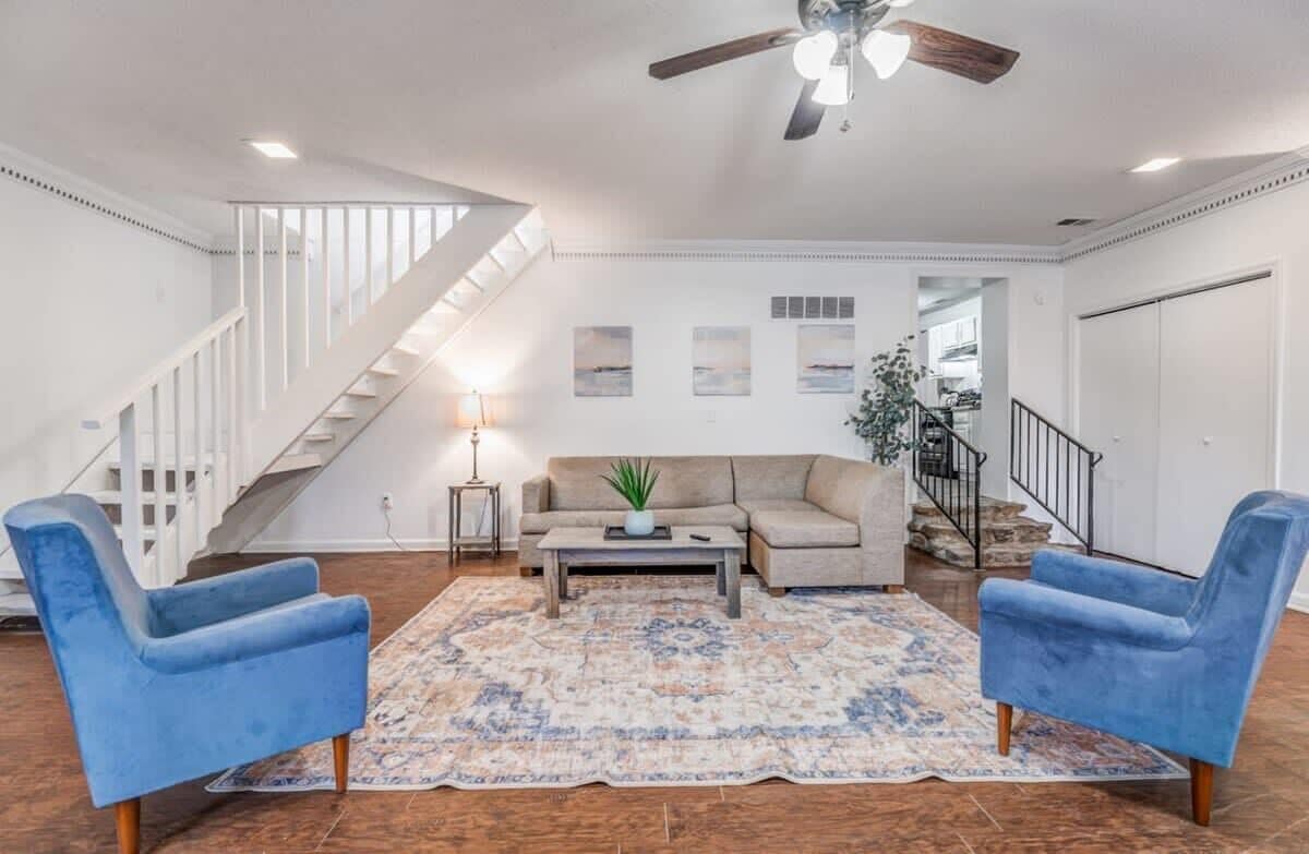 Casa, varias camas, patio, vista al jardín (Parnassus Cottage) | Área de sala de estar | Chimenea 