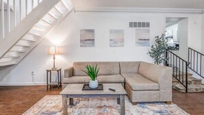 Hus, flere senger, terrasse, hageutsikt (Parnassus Cottage) | Oppholdsområde | Peis