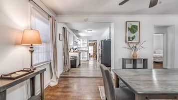 Casa, varias camas, patio, vista al jardín (Parnassus Cottage) | Interior