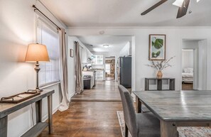 Nhà, nhiều giường, sân hiên, quang cảnh vườn (Parnassus Cottage) | Nội thất