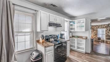 House, Multiple Beds, Patio, Garden View (Parnassus Cottage) | Private kitchen | Coffee/tea maker