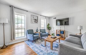 Casa, varias camas, patio, vistas al jardín (Judy Lynn Collective) | Zona de estar | Una televisión