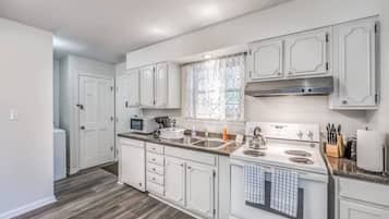 Maison, plusieurs lits, patio, vue jardin (Judy Lynn Collective) | Cuisine privée