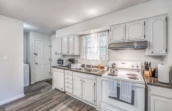 House, Multiple Beds, Patio, Garden View (Judy Lynn Collective) | Private kitchen